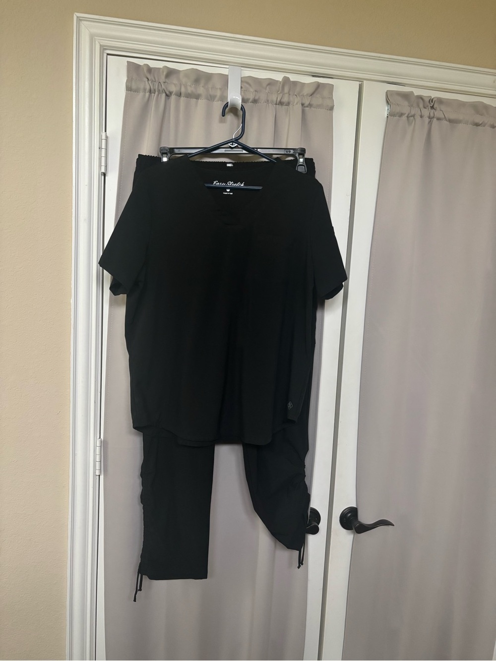 Easy stretch women’s L scrub set top and bottom